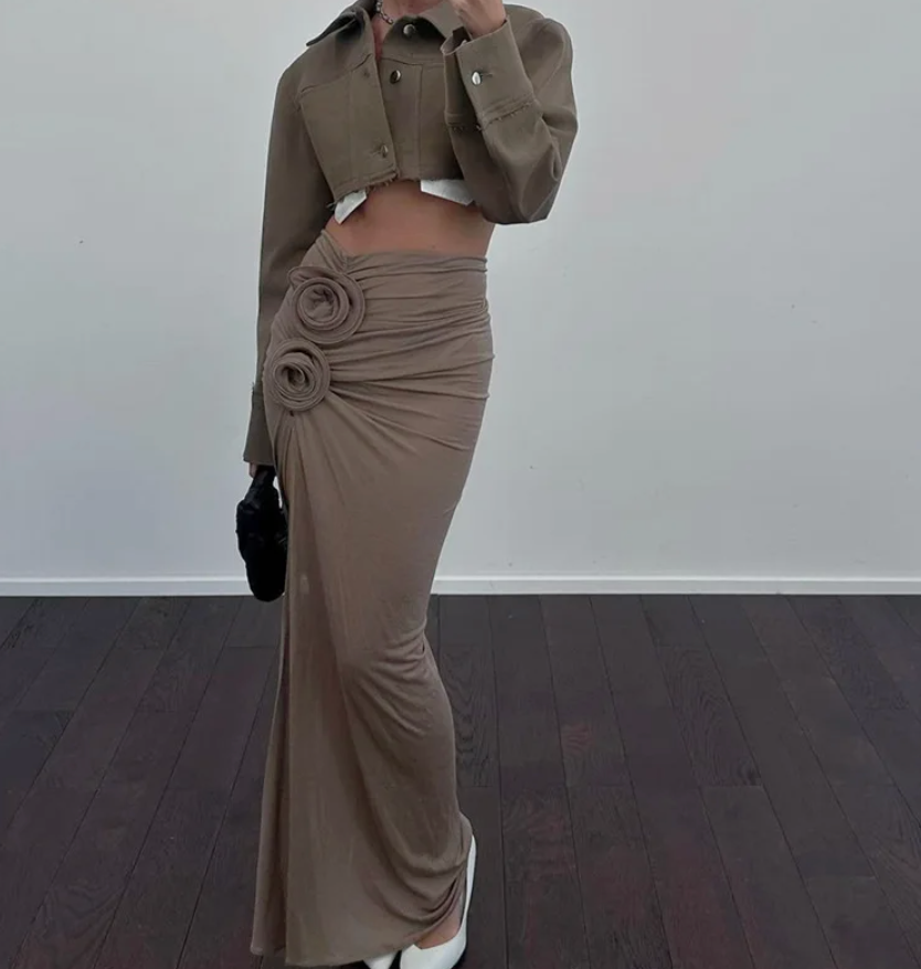 LeRoxy | Stijlvolle Bruine Maxi-Rok met Hoge Split en Ringdetails | Perfect voor Elke Gelegenheid