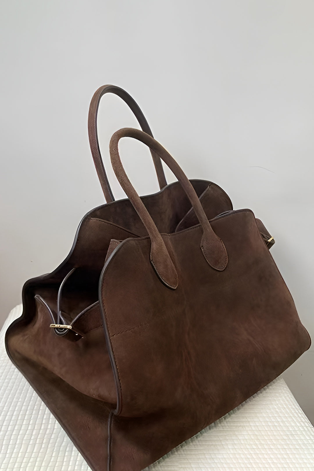 LeRoxy | Luxe Zwarte Suède Handtas voor Dames | Elegante Shopper met Goudkleurige Gesp